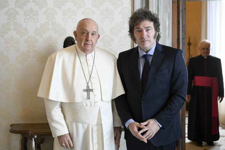 Foto_20240212_milei-y-papa-francisco-telam