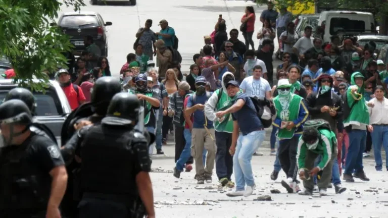 la-policia-no-ceso-disparar-balas-goma-y-los-manifestantes-ate-resistieron-los-embates-piedras