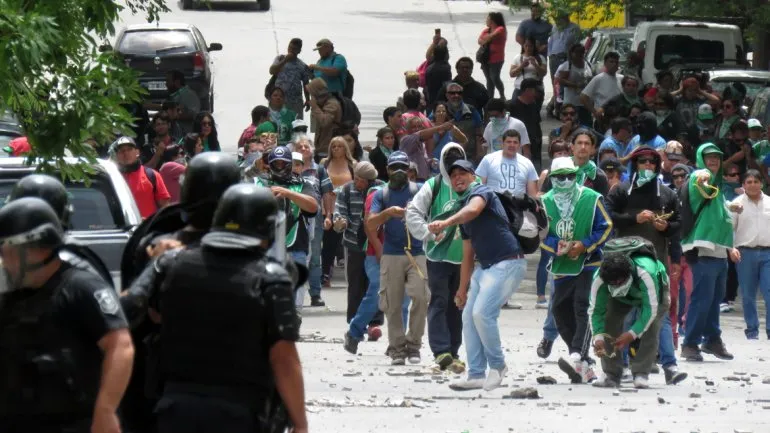 la-policia-no-ceso-disparar-balas-goma-y-los-manifestantes-ate-resistieron-los-embates-piedras