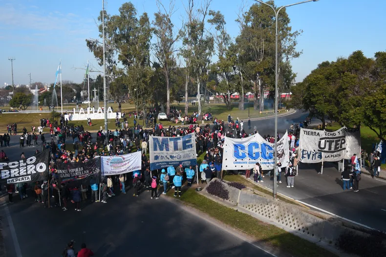 organizaciones-sociales-marcha-autopista-la-platajpg