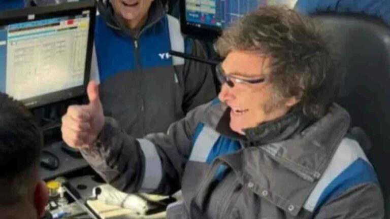 javier-milei-mameluco-ypf-tiendas-full_1200_800