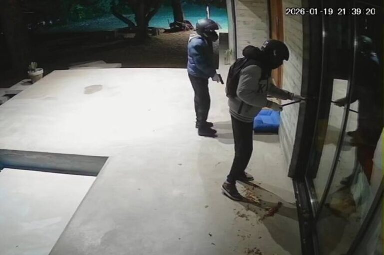 ladrones-intentando-ingresar-a-una-casa-en-las-J7Z3OE26AZFPBGKWVLFU723JHY