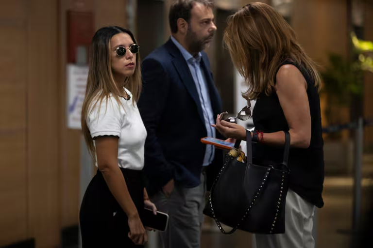 paez-junto-a-su-abogada-carla-REOL64Y32NEQLORW7IGHSH2H6Q_62ea16758462