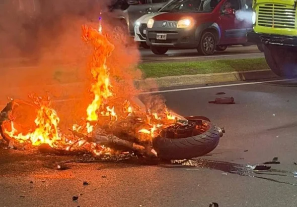 incendio-moto-camino-centenario