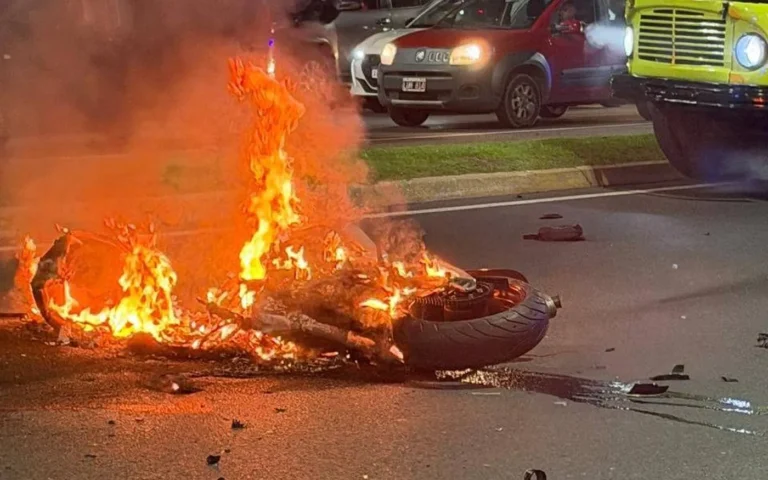 incendio-moto-camino-centenario