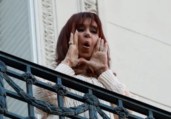 cristina-kirchner-el-balcon-su-departamento-constitucion