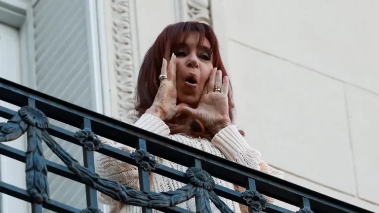 cristina-kirchner-el-balcon-su-departamento-constitucion